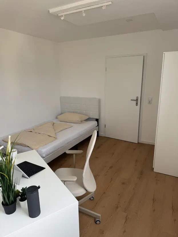 Zimmer 2 mit Bett und Schreibtisch
